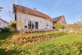 Familienfreundliches Einfamilienhaus in beliebter Lage – Kaminofen & große Terrasse mit Garten - Garten