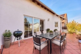 Familienfreundliches Einfamilienhaus in beliebter Lage – Kaminofen & große Terrasse mit Garten - Terrasse (digitales Staging)