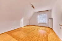 Gute Substanz, große Pläne: Einfamilienhaus mit Garten, Balkon und Garage - Schlafzimmer