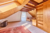 Stilvolles Einfamilienhaus mit Gartenidylle und Wohlfühlatmosphäre - Dachstudio
