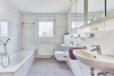 Stadtnah & naturnah leben – familienfreundliches Reihenendhaus mit Hobbyraum und schönem Garten - Badezimmer