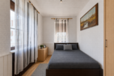 Renditestarkes Mehrfamilienhaus mit 5,2 % Rendite - ideale Kapitalanlage - Schlafzimmer W1