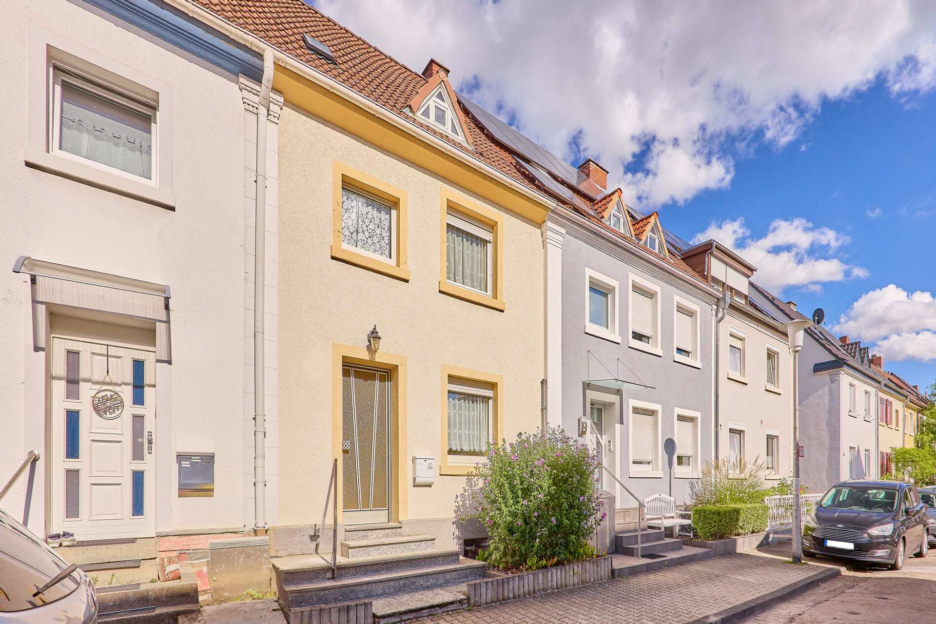 Charmantes Reihenmittelhaus mit Entwicklungspotenzial in Mannheim, 68309 Mannheim, Haus