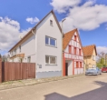 Lichtdurchflutetes Einfamilienhaus mit schöner Dachterrasse und natürlichem Garten - Straßenansicht