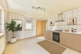 Lichtdurchflutetes Einfamilienhaus mit schöner Dachterrasse und natürlichem Garten - Küche