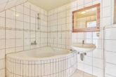 Lichtdurchflutetes Einfamilienhaus mit schöner Dachterrasse und natürlichem Garten - Badezimmer