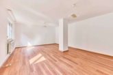 Lichtdurchflutetes Einfamilienhaus mit schöner Dachterrasse und natürlichem Garten - Wohnzimmer