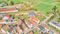 Lichtdurchflutetes Einfamilienhaus mit schöner Dachterrasse und natürlichem Garten - Drohnenaufnahme Ortsrand