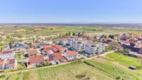 Raum für Ruhe und Stil - Moderne 3-Zimmer-Wohnung mit privatem Garten - Drohnenaufnahme