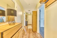 Raum für Ruhe und Stil - Moderne 3-Zimmer-Wohnung mit privatem Garten - Flur