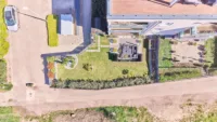 Raum für Ruhe und Stil - Moderne 3-Zimmer-Wohnung mit privatem Garten - Drohnenaufnahme