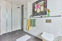 Raum für Ruhe und Stil - Moderne 3-Zimmer-Wohnung mit privatem Garten - Badezimmer