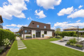 Retro-Charme trifft Raumwunder - Einfamilienhaus mit Wintergarten & großem Außenbereich - Rückansicht