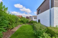 Außergewöhnliche Architektur trifft Raumwunder - Haus mit Wintergarten & großem Außenbereich - Garten 1