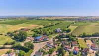 Seltene Gelegenheit: Zwei Häuser auf weitläufigem Grundstück am Feldrand - Drohnenaufnahme