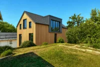 Seltene Gelegenheit: Zwei Häuser auf weitläufigem Grundstück am Feldrand - Außenansicht_Fassade KI generiert
