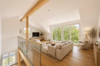 Seltene Gelegenheit: Zwei Häuser auf weitläufigem Grundstück am Feldrand - Wohnzimmer_Neubau_KI generiert