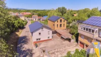 Seltene Gelegenheit: Zwei Häuser auf weitläufigem Grundstück am Feldrand - Außenansicht_Fassade KI generiert
