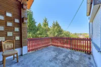 Seltene Gelegenheit: Zwei Häuser auf weitläufigem Grundstück am Feldrand - Balkon_Bestandshaus