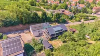 Seltene Gelegenheit: Zwei Häuser auf weitläufigem Grundstück am Feldrand - Drohnenaufnahme