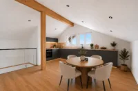 Seltene Gelegenheit: Zwei Häuser auf weitläufigem Grundstück am Feldrand - Küche & Esszmmer_Neubau_KI generiert