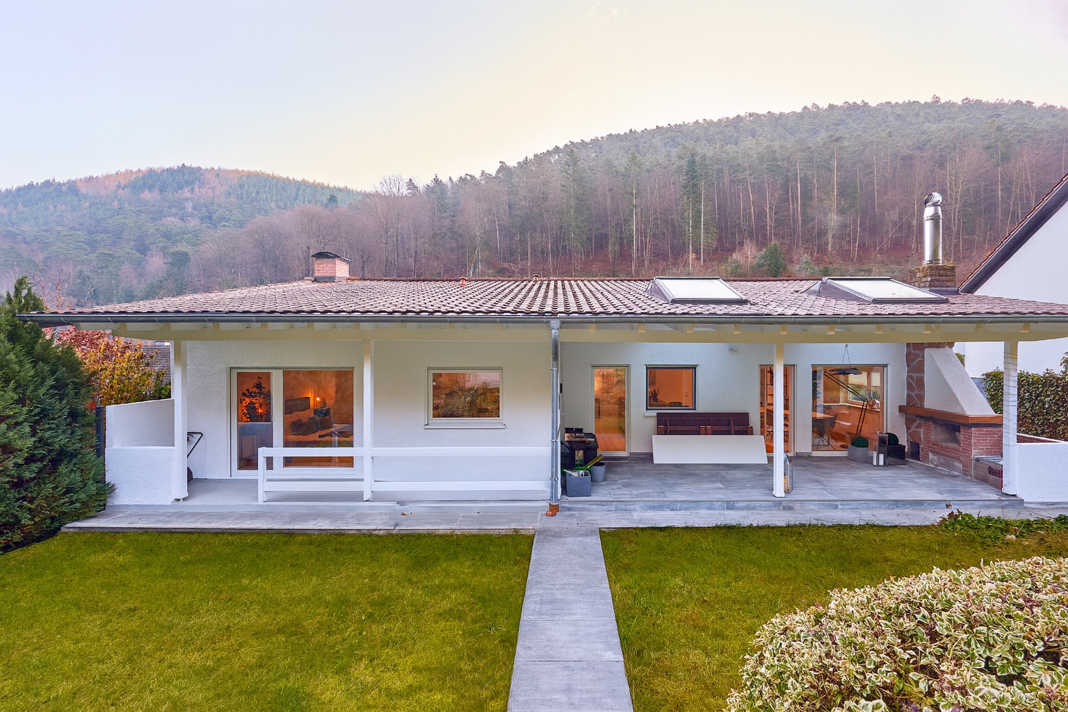 Architektonische Klarheit trifft Naturnähe: stilvolles Wohnen mit beeindruckender Offenheit, 67466 Lambrecht (Pfalz), Einfamilienhaus