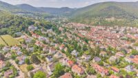 Ihr Rückzugsort in Bestlage : Stadtvilla mit Pooloase - Drohnenaufnahme