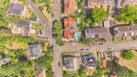 Ihr Rückzugsort in Bestlage : Stadtvilla mit Pooloase - Drohnenaufnahme