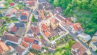 Einzigartige Gelegenheit: Wohnhaus & historische Schule in der Südpfalz - Luftaufnahme