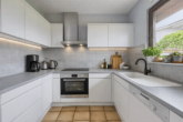 Vielseitiges Wohnhaus mit besonderem Raumkonzept, schönem Garten & Einliegerwohnung - Küche - digitales staging