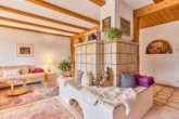 Vielseitiges Wohnhaus mit besonderem Raumkonzept, schönem Garten & Einliegerwohnung - Wohnzimmer mit Kamin