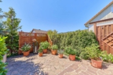 Vielseitiges Wohnhaus mit besonderem Raumkonzept, schönem Garten & Einliegerwohnung - Terrasse