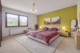 Vielseitiges Wohnhaus mit besonderem Raumkonzept, schönem Garten & Einliegerwohnung - Schlafzimmer - digitales staging