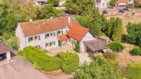 Naturnahes Wohnhaus mit separatem Gästezimmer in ruhiger Lage - Drohnenaufnahme
