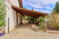 Freistehendes Landhaus mit separatem Gästezimmer in ruhiger Lage - Carport
