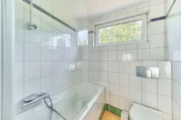 Freistehendes Landhaus mit separatem Gästezimmer in ruhiger Lage - Bad OG
