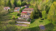 Ein Zuhause im Grünen – bezugsfertiges Anwesen im Pfälzerwald mit traumhaftem Garten - Drohnenaufnahme