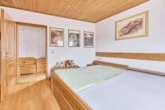Wohnen für die ganze Familie: Zwei Häuser auf einem Grundstück in traumhafter Umgebung - Schlafzimmer Haus 2