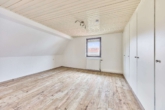 Wohnen für die ganze Familie: Zwei Häuser auf einem Grundstück in traumhafter Umgebung - Schlafzimmer 1 Haus 1