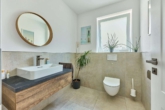 Ein Ort zum Ankommen – Exklusives Neubau-Domizil mit großem Garten - Gäste-WC