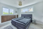 Ein Ort zum Ankommen – Exklusives Neubau-Domizil mit großem Garten - Schlafzimmer