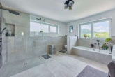 Ein Ort zum Ankommen – Exklusives Neubau-Domizil mit großem Garten - Badezimmer