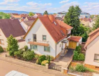 Großzügiges Familienhaus mit optimaler Raumaufteilung & liebevoll angelegtem Garten - Außenansicht