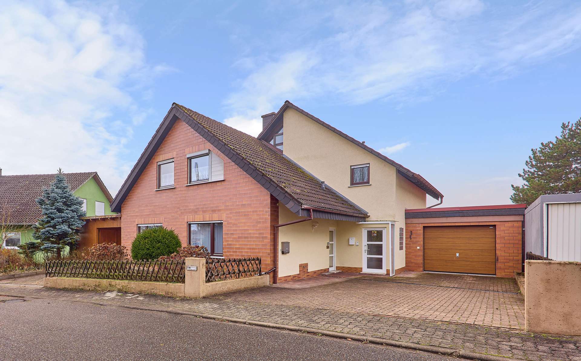 Mehrgenerationenwohnen mit großzügigem Garten: zwei Wohneinheiten & ideale Raumaufteilung, 76863 Herxheim bei Landau (Pfalz), Zweifamilienhaus