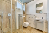 Hochwertiges Wohnerlebnis auf zwei Ebenen: traumhafte 5-Zimmer Maisonette mit großer Terrasse - Bad OG