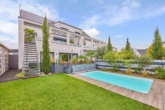 Stilvolle & moderne Erdgeschosswohnung mit Wohlfühlambiente & eigenem Garten mit beheiztem Pool - Gartenbereich mit Pool