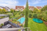 Stilvolle & moderne Erdgeschosswohnung mit Wohlfühlambiente & eigenem Garten mit beheiztem Pool - Blick in den Garten