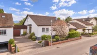 Lichtdurchflutetes Einfamilienhaus mit Wohnkomfort auf einer Ebene, Terrasse und Garten - Straßenansicht