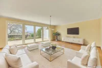 Lichtdurchflutetes Einfamilienhaus mit Wohnkomfort auf einer Ebene, Terrasse und Garten - Wohnnzimmer_KI-generierte Möblierung