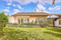 Lichtdurchflutetes Einfamilienhaus mit Wohnkomfort auf einer Ebene, Terrasse und Garten - Gartenansicht